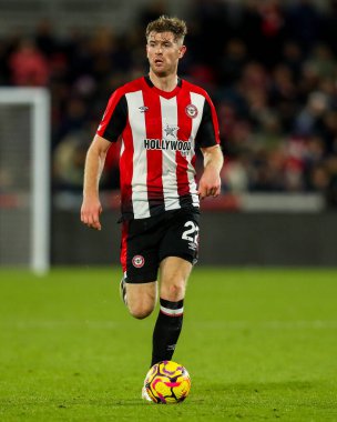 Brentford 'dan Nathan Collins, 1 Ocak 2025' te Londra 'daki Gtech Community Stadyumu' nda Brentford Arsenal 'e karşı oynanan Premier League maçında topla koşuyor.