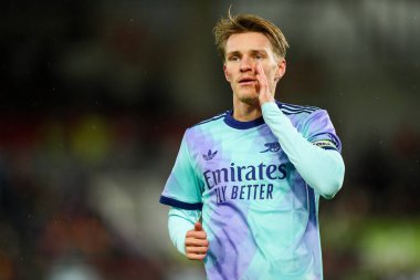 Arsenal 'den Martin Odegaard, 1 Ocak 2025' te Londra 'daki Gtech Community Stadyumu' nda oynanan Premier League maçında takıma talimat verdi.