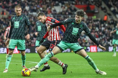 Sunderland 'dan Adil Aouchiche ve Sheffield United takımından Anel Ahmedhodi, 1 Ocak 2025' te Sheffield United Stadyumu 'nda oynanan Gökyüzü İddia Şampiyonası maçında top için savaştılar.