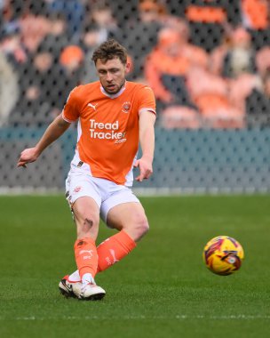 Blackpool 'dan Matthew Pennington, 1 Ocak 2024' te Bloomfield Road, Blackpool 'da oynanan Blackpool-Shrewsbury maçında topu karşıdan karşıya geçiriyor.