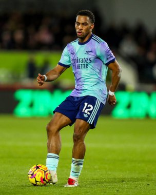 Arsenal 'den Jurrien Timber Premier League maçında pas veriyor Brentford Arsenal' e karşı Gtech Community Stadyumu, Londra, 1 Ocak 2025