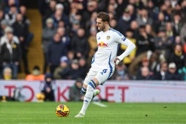 Leeds United takımından Joe Rodon, 1 Ocak 2025 'te Leeds Road, Leeds, Birleşik Krallık' ta oynanan Sky Bet Şampiyonası maçında topu geçiyor.