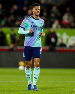 1 Ocak 2025 'te Londra' daki The Gtech Community Stadyumu 'nda oynanan Premier League maçında William Sthe-Arsenal seyrediyor.