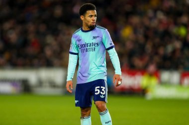 Arsenal 'den Ethan Nwaneri, 1 Ocak 2025' te İngiltere 'deki Gtech Community Stadyumu' nda oynanan Premier League maçında Brentford 'a karşı Arsenal maçına bakıyor.