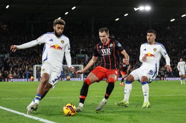 Leeds United takımının oyuncusu Jayden Bogle, 1 Ocak 2025 'te Leeds Road, İngiltere' de oynanan Sky Bet Şampiyonası maçında Blackburn Rovers 'a karşı top sürüyor.