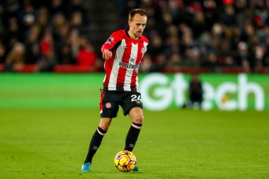 Brentford 'dan Mikkel Damsgaard, 1 Ocak 2024' te Londra 'daki Gtech Community Stadyumu' nda Brentford ve Arsenal 'in oynadığı Premier League maçında topla koşuyor.