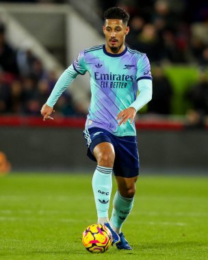 1 Ocak 2025 'te Londra' daki Gtech Community Stadyumu 'nda oynanan Premier League maçı Brentford-Arsenal maçında Arsenal ile birlikte koşar.