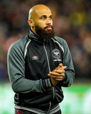 Brentford 'dan Bryan Mbeumo, 1 Ocak 2025' te Londra 'daki The Gtech Community Stadyumu' nda oynanan Premier League maçı öncesinde taraftarları Brentford 'a karşı Arsenal maçından haberdar ediyor.