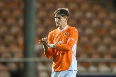 Blackpool 'dan Dom Ballard, 1 Ocak 2025' te Bloomfield Road, Blackpool 'da oynanan Blackpool-Shrewsbury maçının sonunda taraftarları alkışlıyor.