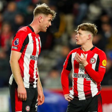 Nathan Collins, 1 Ocak 2025 'te Londra' daki Gtech Community Stadyumu 'nda Brentford Arsenal' e karşı oynanan Premier League maçında Brentford 'dan Keane Lewis-Potter ile konuştu.