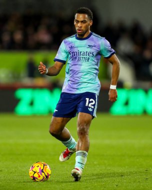 Arsenal 'den Jurrien Timber Premier League maçında pas veriyor Brentford Arsenal' e karşı Gtech Community Stadyumu, Londra, 1 Ocak 2025