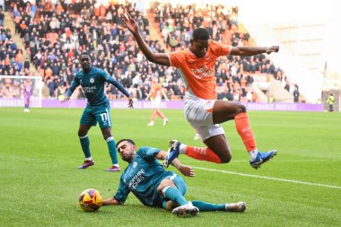 Blackpool 'dan Odeluga Offiah, 1 Ocak 2024' te Bloomfield Road, Blackpool 'da oynanan Blackpool-Shrewsbury maçında Shrewsbury Town maçında Shrewsbury Town' dan Malvind Benning ile karşı karşıya geldi.