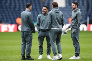 Preston North End takımından Kaine Kesler Hayden, 1 Ocak 2025 'te İngiltere' nin Hawthorns kentinde oynanan West Bromwich Albion-Preston North End maçı öncesinde takım arkadaşlarıyla konuşuyor.