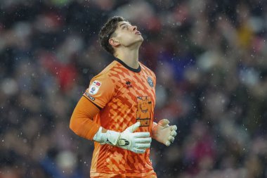 Sheffield United takımından Michael Cooper, 1 Ocak 2025 'te Sunderland - Sheffield United Stadyumu' nda oynanan Sky Bet Şampiyonası maçında kar yağarken yukarı bakıyor.