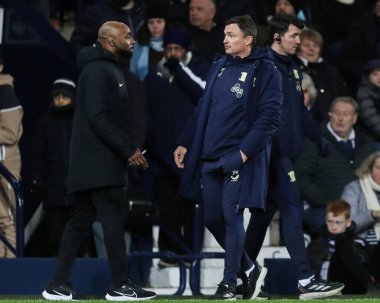 Dördüncü yetkili Sam Allison, 1 Ocak 2025 'te İngiltere' de The Hawthorns, West Bromwich, West Bromwich North End 'de West Bromwich Albion' a karşı oynanan Gökyüzü İddia Şampiyonası maçında Paul Heckingbottom teknik direktörü Paul North End ile görüştü.