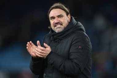 Leeds United takımının teknik direktörü Daniel Farke, 1 Ocak 2024 'te Leeds Road, İngiltere' de oynanan Sky Bet Şampiyonası maçında oynanan son ıslık çaldıktan sonra taraftarları alkışlıyor.
