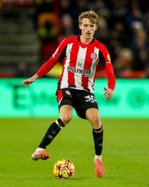Brentford 'dan Mads Roerslev Premier League maçı sırasında topla koşuyor Brentford Arsenal' e karşı Gtech Community Stadyumu, Londra, 1 Ocak 2025