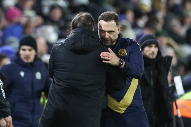 Leeds United 'ın Daniel Farke teknik direktörü Blackburn Rovers' ın John Eustace ile Sky Bet Şampiyonası maçında el sıkışırken Leeds United, Blackburn Rovers 'a karşı 1 Ocak 2024 Elland Road, Leeds, İngiltere