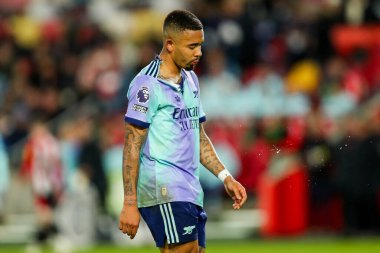 Arsenal 'den Gabriel Jesus Premier Lig maçında yırtık bir gömlekle sahadan ayrıldı Brentford Arsenal' e karşı Gtech Community Stadyumu, Londra, 1 Ocak 2025