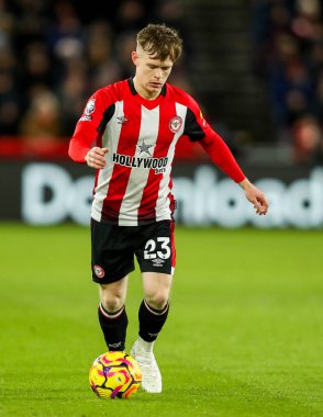 Brentford 'dan Keane Lewis-Potter, 1 Ocak 2025' te Londra 'daki Gtech Community Stadyumu' nda Premier League maçında Brentford-Arsenal maçında topla koşuyor.