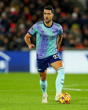 Arsenal takımından Mikel Merino, 1 Ocak 2024 'te Londra' daki Gtech Community Stadyumu 'nda oynanan Premier League karşılaşmasında topla koşuyor.
