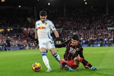 Leeds United takımından Solomon, 1 Ocak 2024 'te Leeds Road, İngiltere' de oynanan Sky Bet Şampiyonası maçında Blackburn Rovers 'a karşı Owen Beck' in attığı topla ara verdi.