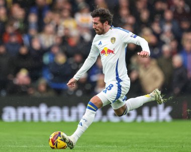 Leeds United takımından Joe Rothwell, 1 Ocak 2025 'te Leeds Road, İngiltere' de Leeds United ve Blackburn Rovers maçında topu aldı.