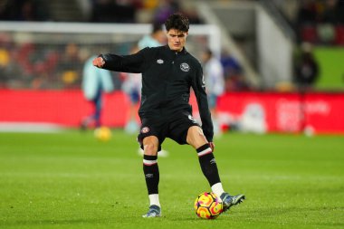 Brentford 'dan Christian Norgaard, 1 Ocak 2025' te Londra 'daki Gtech Community Stadyumu' nda oynanan Premier League karşılaşması öncesinde ısınıyor.