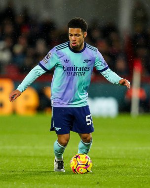 Arsenal 'den Ethan Nwaneri, 1 Ocak 2025' te Londra 'daki Gtech Community Stadyumu' nda Premier League maçında Brentford 'a karşı Arsenal maçında topla koşuyor.