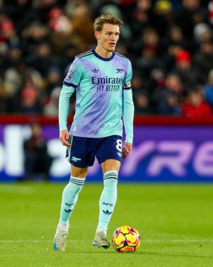 Arsenal 'den Martin Odegaard, 1 Ocak 2024' te Londra 'daki Gtech Community Stadyumu' nda Premier League maçında Brentford 'a karşı Arsenal maçında topla koşuyor.
