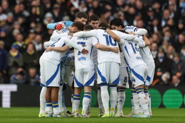 Leeds grubu, 1 Ocak 2025 'te Leeds Road, Leeds, İngiltere' de oynanan Sky Bet Şampiyonası maçında Leeds United ve Blackburn Rovers maçından önce toplandı.