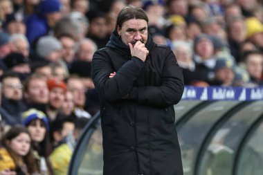 Leeds United takımının teknik direktörü Daniel Farke, 1 Ocak 2025 'te Leeds Road, İngiltere' de oynanan Sky Bet Şampiyonası maçında Leeds United ve Blackburn Rovers maçında teknik alanda tepki gösterdi.