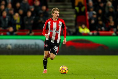Brentford 'dan Mads Roerslev Premier League maçı sırasında topla koşuyor Brentford Arsenal' e karşı Gtech Community Stadyumu, Londra, 1 Ocak 2025