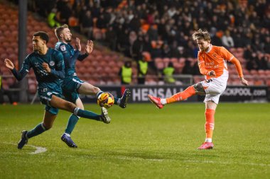 Blackpool takımından Hayden Coulson, 1 Ocak 2024 'te Bloomfield Road, Blackpool' da oynanan Blackpool-Shrewsbury maçında kalede şut çekiyor.