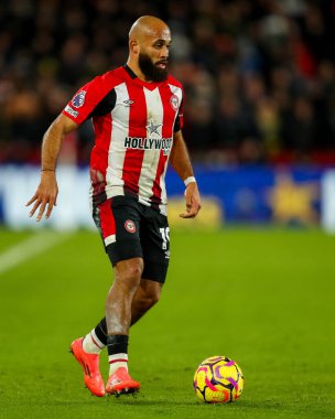 Brentford 'dan Bryan Mbeumo, 1 Ocak 2025' te Londra 'daki Gtech Community Stadyumu' nda Premier League maçında Brentford 'a karşı Arsenal maçında topla koşuyor.