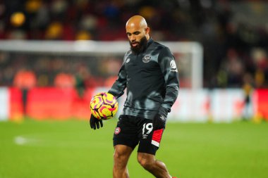 Brentford 'dan Bryan Mbeumo, 1 Ocak 2025' te Londra 'daki Gtech Community Stadyumu' nda oynanan Premier League karşılaşması öncesinde ısınıyor.