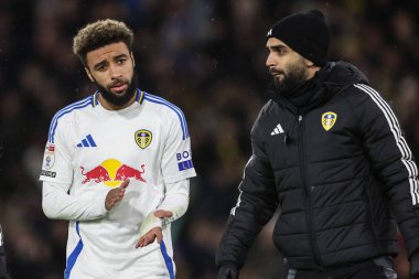 Leeds United takımından Jayden Bogle, 1 Ocak 2025 'te İngiltere, Leeds Road' da oynanan Sky Bet Şampiyonası maçında sakatlanan taraftarları alkışlıyor.