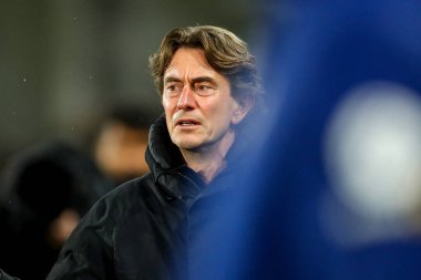 Brentford 'dan Thomas Frank, 1 Ocak 2024' te İngiltere 'deki Gtech Community Stadyumu' nda oynanan Premier League maçından önce Brentford 'a karşı Arsenal maçına bakıyor.