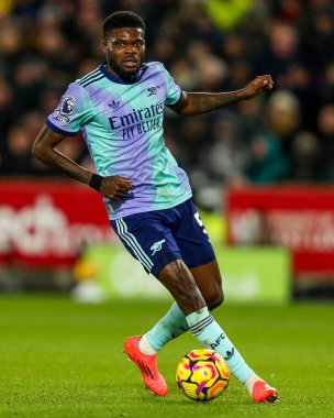 1 Ocak 2025 'te Gtech Community Stadyumu' nda oynanan Premier League maçında topu Arsenal 'den Thomas kontrol ediyor.