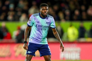 Thomas of Arsenal, 1 Ocak 2024 'te İngiltere' deki Gtech Community Stadyumu 'nda oynanan Premier League karşılaşmasında Brentford' a karşı Arsenal 'i izliyor.