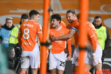 Blackpool 'dan Rob Apter, 1 Ocak 2025' te Bloomfield Road, Blackpool, İngiltere 'de oynanan Blackpool-Shrewsbury Town maçında 1-0 berabere kalma golünü kutluyor.