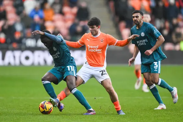Blackpool 'dan Rob Apter ve Shrewsbury Town' dan Charles Sagoe Junior, 1 Ocak 2025 'te Bloomfield Road, Blackpool' da oynanan Blackpool-Shrewsbury maçında top mücadelesi verdiler.