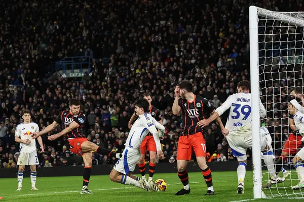 Blackburn Rovers takımından Danny Batth, 1 Ocak 2025 'te Leeds United ile Blackburn Rovers arasında oynanan Sky Bet Şampiyonası maçında 1-1 berabere kaldı.