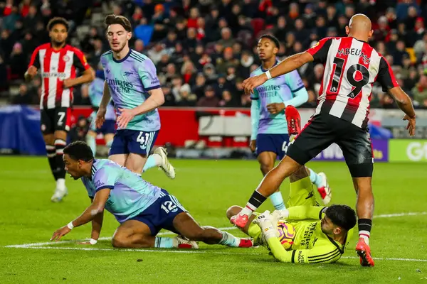 Arsenal 'den David Raya, 1 Ocak 2025' te İngiltere 'deki Gtech Community Stadyumu' nda oynanan Premier League maçında Brentford 'a karşı Arsenal maçında bir kurtarış yaptı.