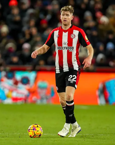Brentford 'dan Nathan Collins, 1 Ocak 2025' te Londra 'daki Gtech Community Stadyumu' nda Brentford Arsenal 'e karşı oynanan Premier League maçında topla koşuyor.