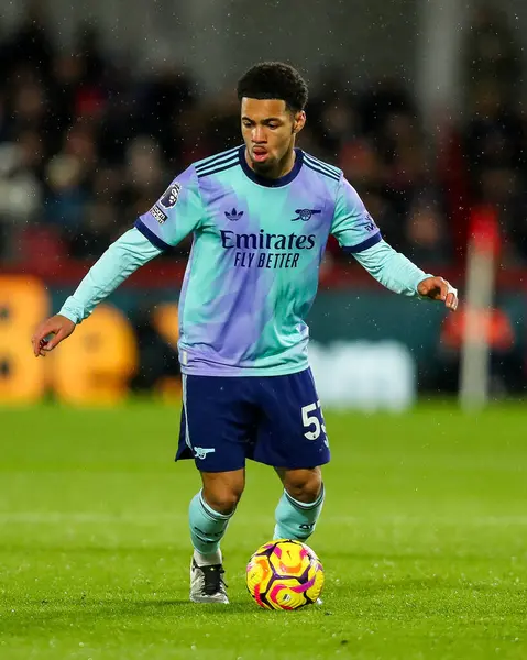 Arsenal 'den Ethan Nwaneri, 1 Ocak 2025' te Londra 'daki Gtech Community Stadyumu' nda Premier League maçında Brentford 'a karşı Arsenal maçında topla koşuyor.