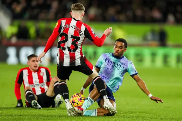 Brentford 'dan Keane Lewis-Potter, 1 Ocak 2025' te İngiltere 'nin Gtech Community Stadyumu' nda oynanan Premier League karşılaşmasında Arsenal 'den Jurrien Timber' a meydan okudu.