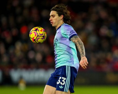 Arsenal 'den Riccardo Calafiori Premier League maçı sırasında topu kontrol ediyor Brentford Arsenal' e karşı Gtech Community Stadyumu, Londra, 1 Ocak 2025