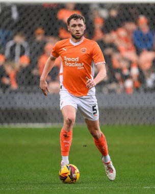 Blackpool 'dan Matthew Pennington, 1 Ocak 2025' te Bloomfield Road, Blackpool 'da oynanan Blackpool-Shrewsbury maçında topa vuruyor.