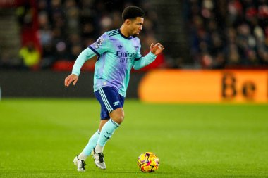 Arsenal 'den Ethan Nwaneri, 1 Ocak 2024' te Londra 'daki Gtech Community Stadyumu' nda Premier League maçında Brentford 'a karşı Arsenal maçında topla koşuyor.